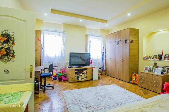 Apartament in casa,   curte luminoasa,   Central- Brasov