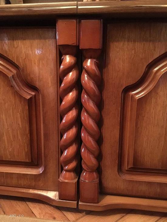 Vand mobila sufragerie din lemn masiv cu detalii sculptate