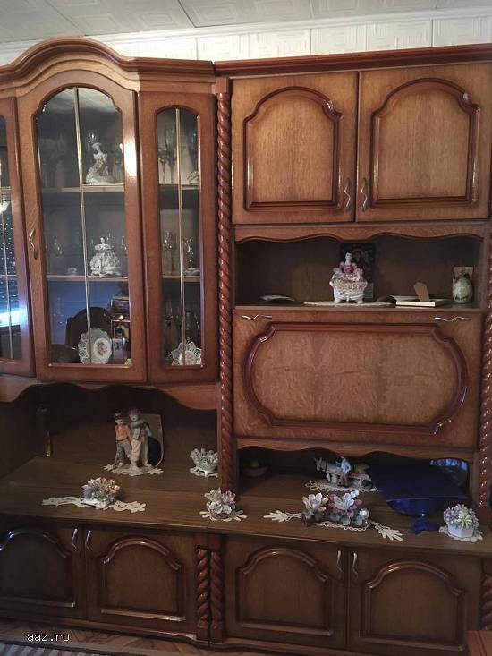 Vand mobila sufragerie din lemn masiv cu detalii sculptate