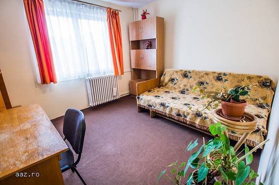 Apartament doua camere,   decomandat,   zona cu spatiu verde