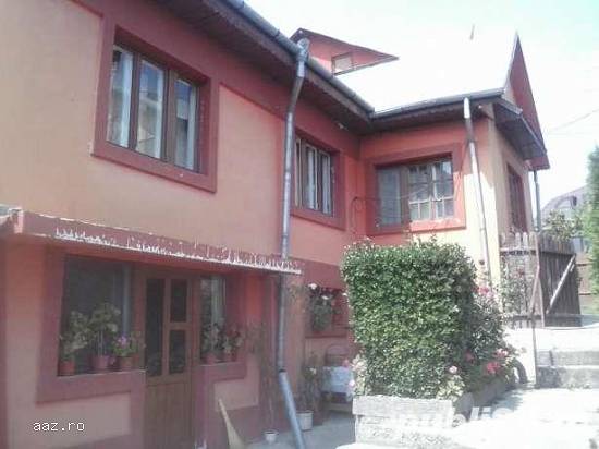 Casa de vanzare cu spatii comerciale.