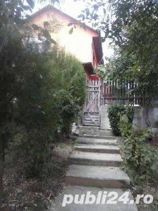 Casa de vanzare cu spatii comerciale.