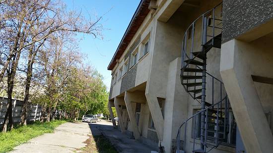 Vand Cladire Birouri si Teren Intravilan