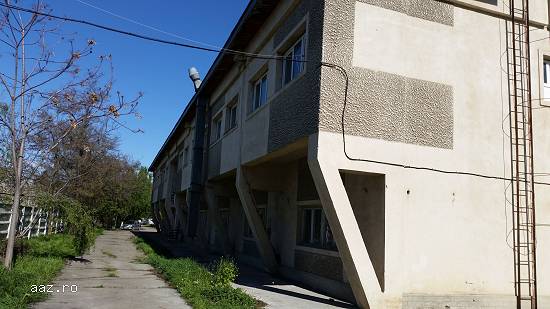 Vand Cladire Birouri si Teren Intravilan