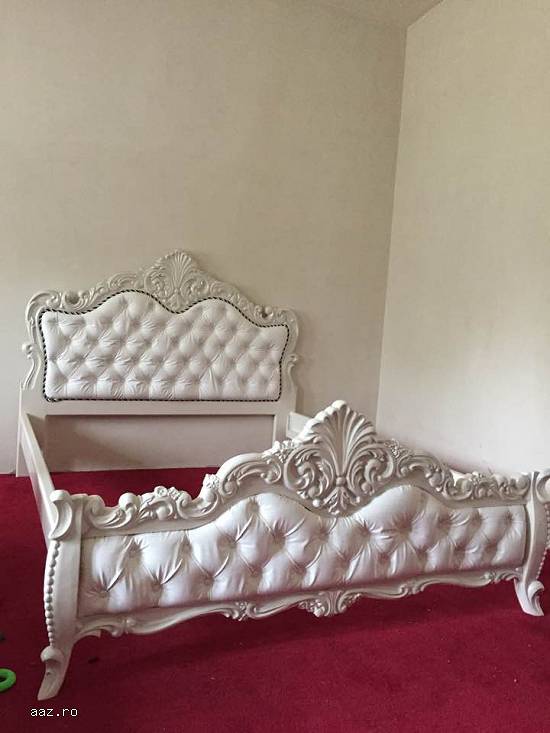 Dormitor din lemn sculptat manual