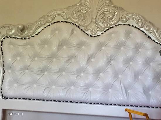Dormitor din lemn sculptat manual