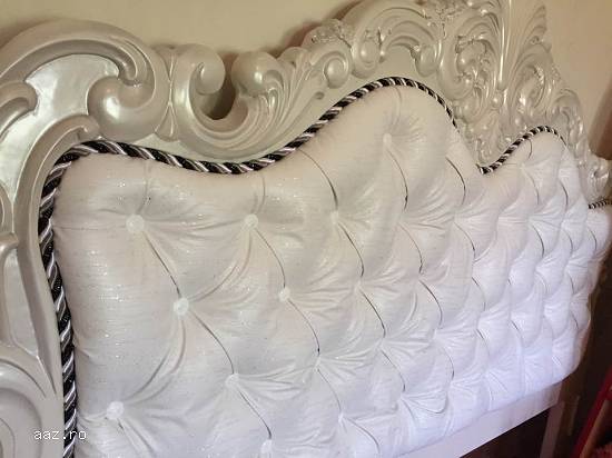 Dormitor din lemn sculptat manual