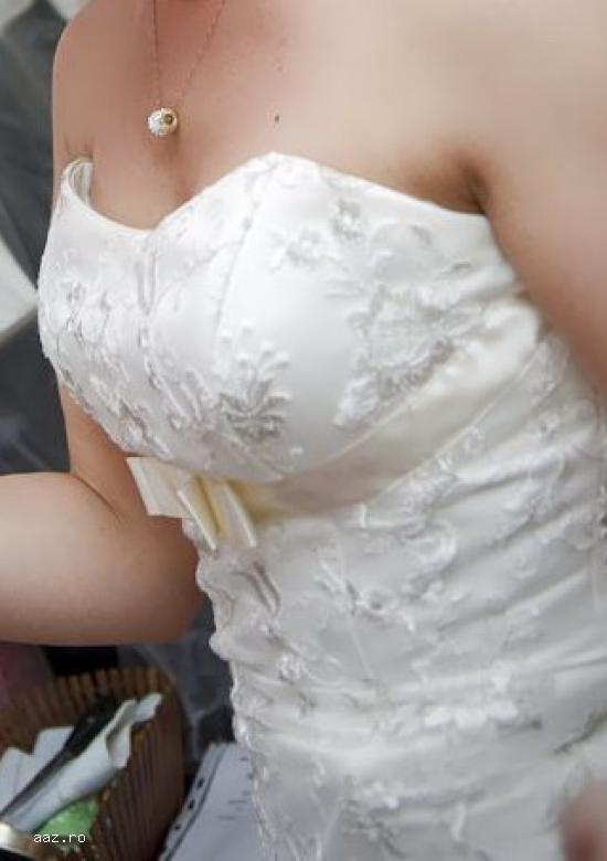 Vand rochie de mireasa culoare Ivory