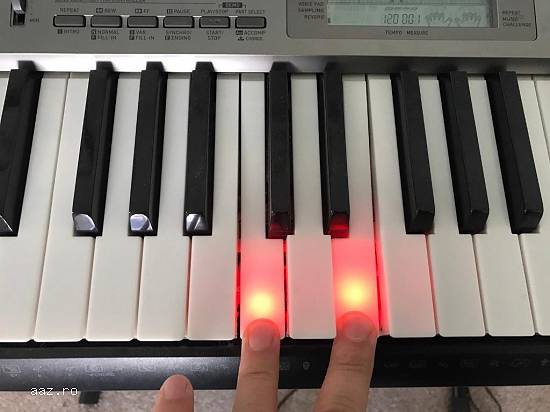 Pian portabil Casio LK-240