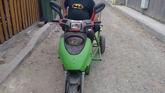 Scuter cu trei roti pe benzina