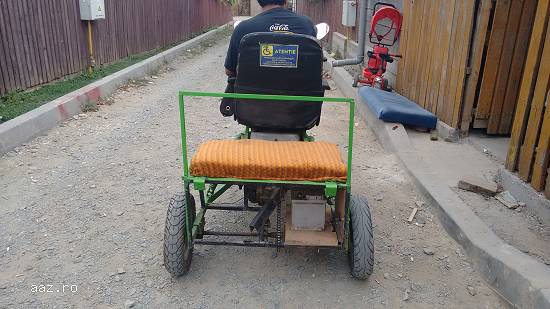 Scuter cu trei roti pe benzina
