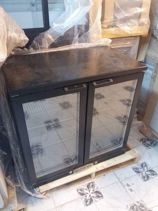 Vitrina bar 2 usi Dim.90x53x90cm Pret:400 euro