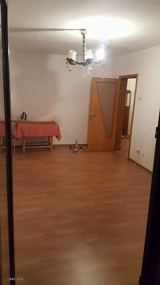 Vand apartament cu 4 camere ,   confort 1,   stradal