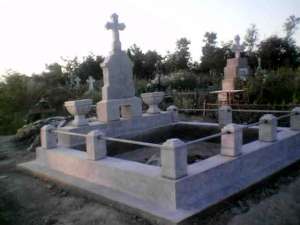 MONUMENTE FUNERARE
