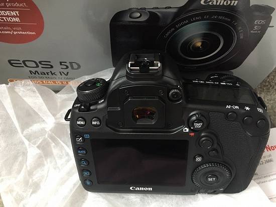 Canon 5D Mark IV Camera  cu 24-105 mm f / 4L II obiectiv