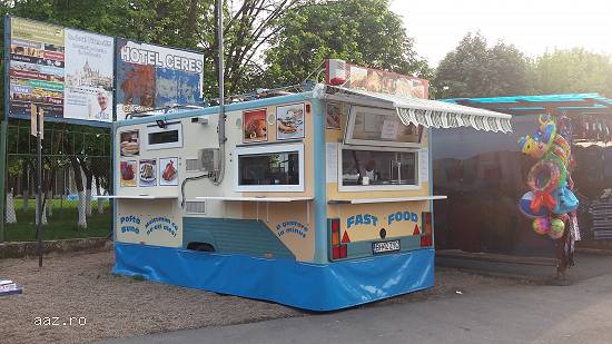 Vând rulotă comercială tip fast-food.