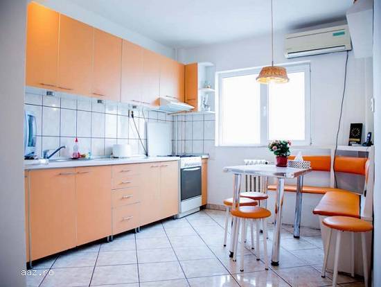 Apartament 3 camere,   decomandat Tineretului
