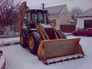 De inchiriat Buldoexcavator CASE 695 SR Arad Timisoara