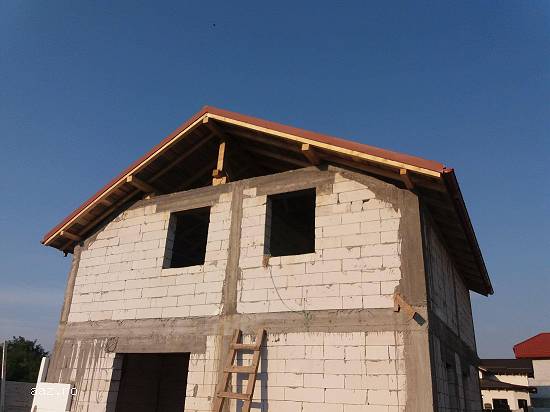 Construim case la rosu sau la cheie