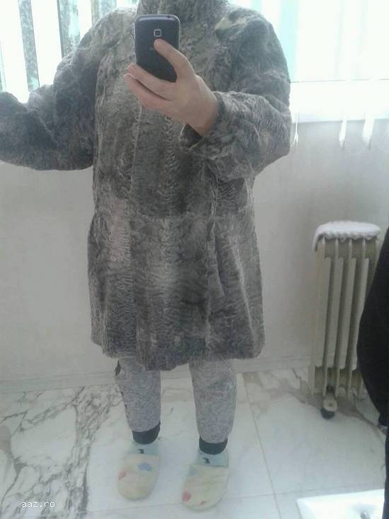 Haina blana astrahan brumariu cu 2 fete (o fata blana ,  o fata piele)
