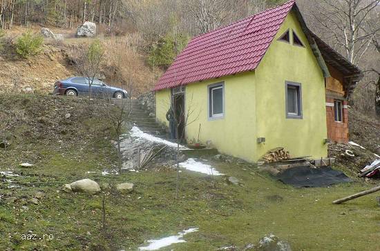 Teren de vanzare cu o mica cabana in zona de munte