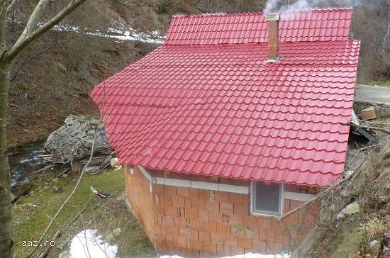 Teren de vanzare cu o mica cabana in zona de munte