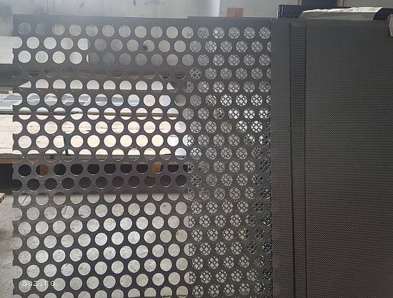 Tabla perforata de otel cu perforatii rotunde 30mm. Sita gaurita de otel / fier.