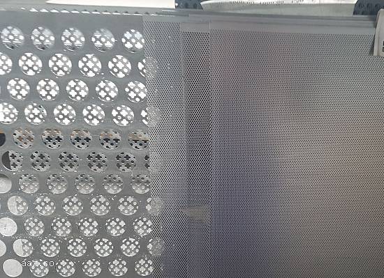 Tabla perforata de otel cu perforatii rotunde 30mm. Sita gaurita de otel / fier.
