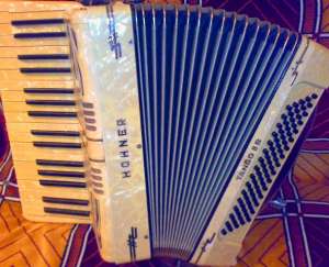 Aacordeon HOHNER TANGO IIB. 350 E