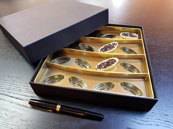 Cutia rigida cu capac pentru praline