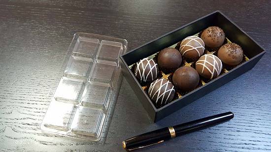 Cutie pentru 8 bomboane (praline,   trufe,   petit fours)