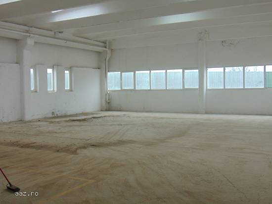De vânzare sau închiriere clădire industrială  cu hale și curte