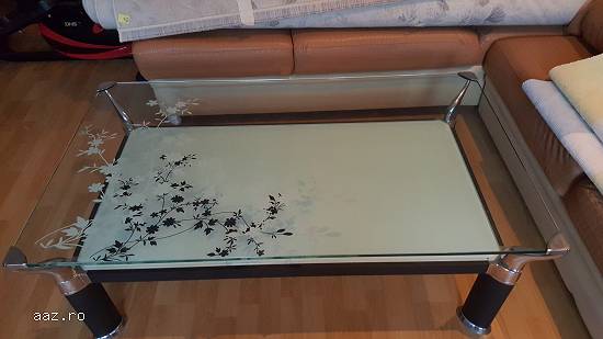 Masa de sticla cu flori