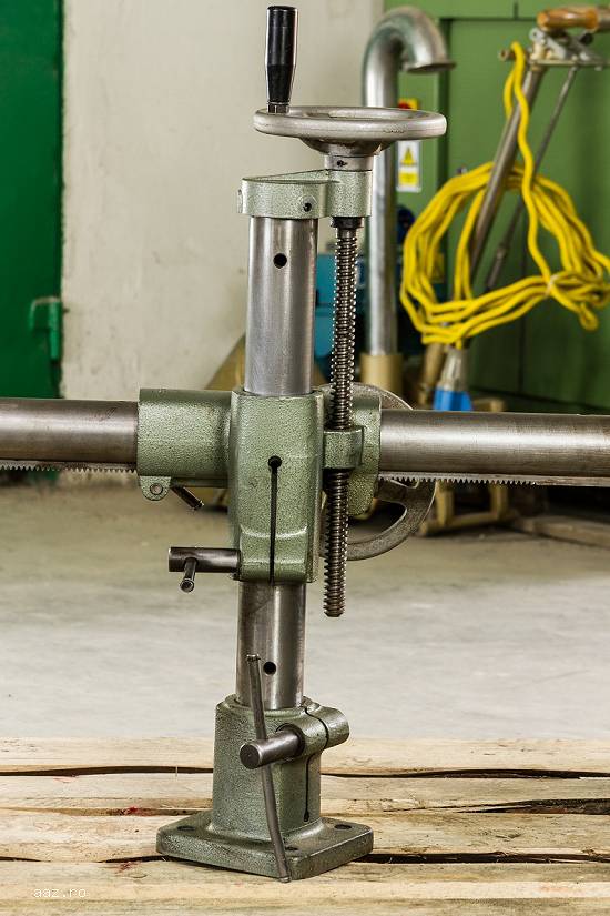 Dispozitiv de avans mecanic cu 4 role UNIVER 904