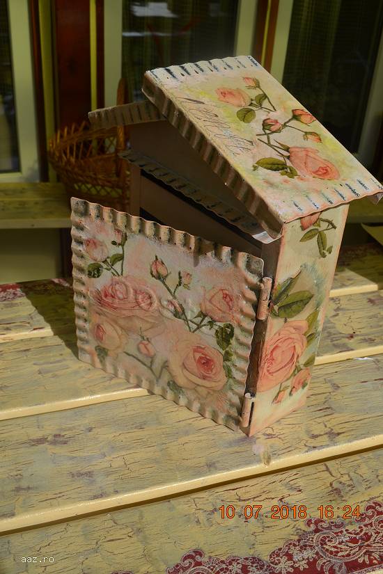 Cutie postala decorata manual,   un cadou deosebit