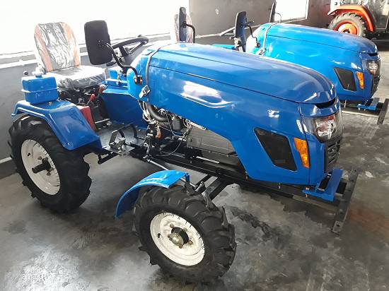 Tractor agricol  de 18 CP Cu PLUG Si FREZA