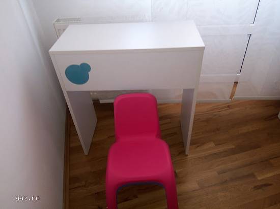 Centrul educational din Bucuresti vinde obiecte de mobilier