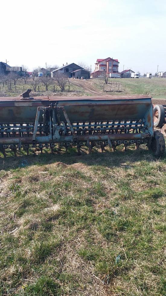Vand 2 semanatori.cea albastra are latimea de lucru de 3m