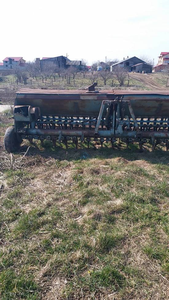Vand 2 semanatori.cea albastra are latimea de lucru de 3m