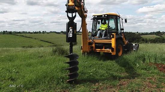 Inchiriez Buldoexcavator cu atasamente diverse