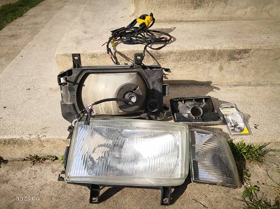 Vând faruri complete Volkswagen T4 cu tot cu semnalizatoare culoare alba.
