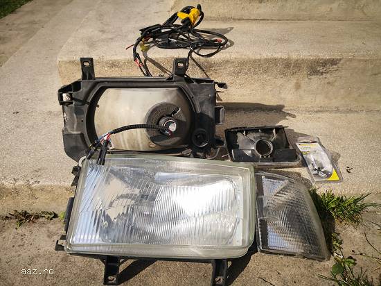 Vând faruri complete Volkswagen T4 cu tot cu semnalizatoare culoare alba.