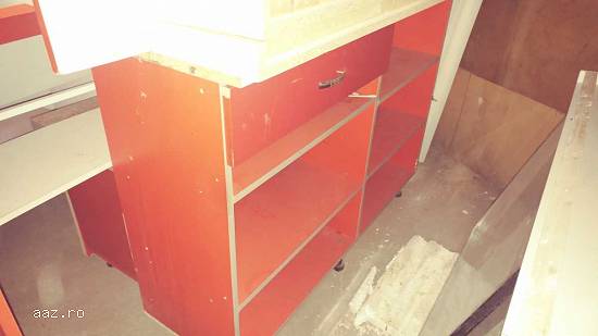 Vand mobilier,    accesorii si aparatura specifica comercializarii de articole sportive/parfumuri/co