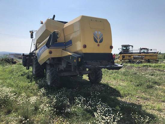 Lichidator judiciar vand Combina New Holland TC5.80 + accesorii (carucior transport H&B + header rec