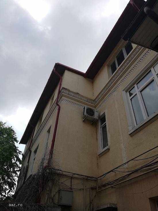 Vând casa la curte