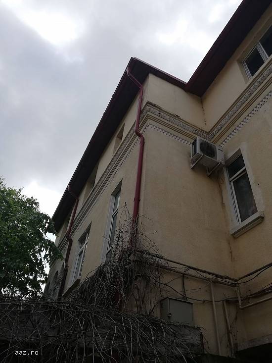 Vând casa la curte
