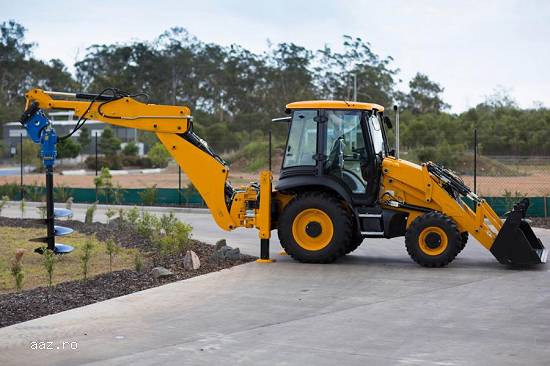 Inchiriez Buldoexcavator cu atasamente diverse