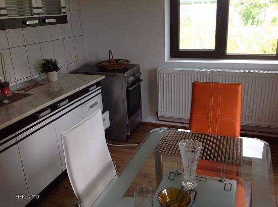 Vând casă frumoasă și spațioasă,      6 camere /1282 mp,      în comuna Bilciurești,      pr
