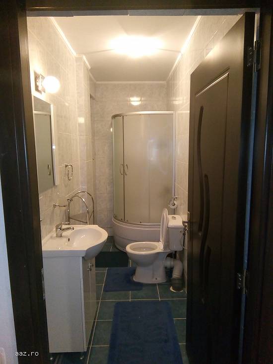 Închiriez apartament 3 camere cu curte