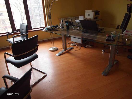 Vanzare in bloc stoc echipamente IT şi elemente de mobilier